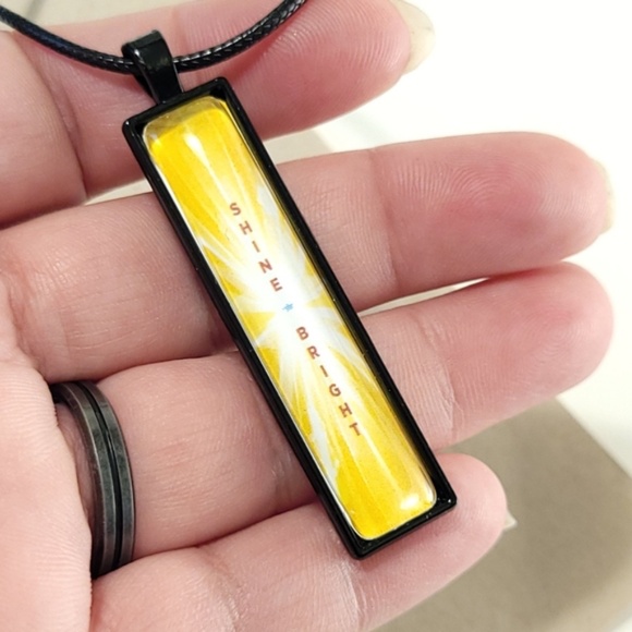 SHINE BRIGHT Vertical Pendant Necklace - Picture 5 of 8